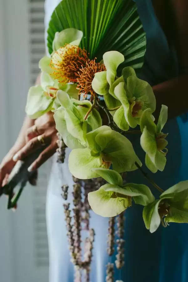 A Vibrant Vacation spot Marriage ceremony on Kona Seashore in Blue & Gold ⋆ Ruffled