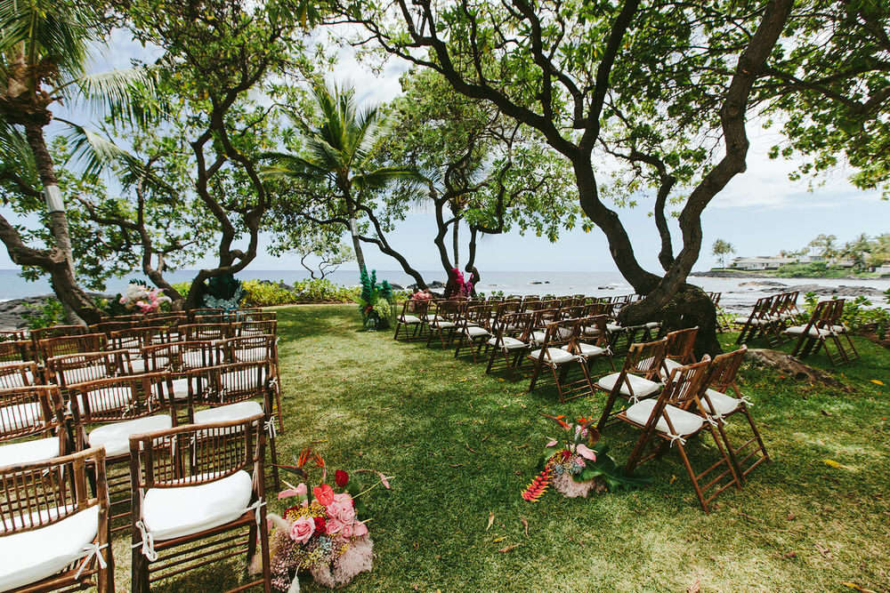 A Vibrant Vacation spot Marriage ceremony on Kona Seashore in Blue & Gold ⋆ Ruffled