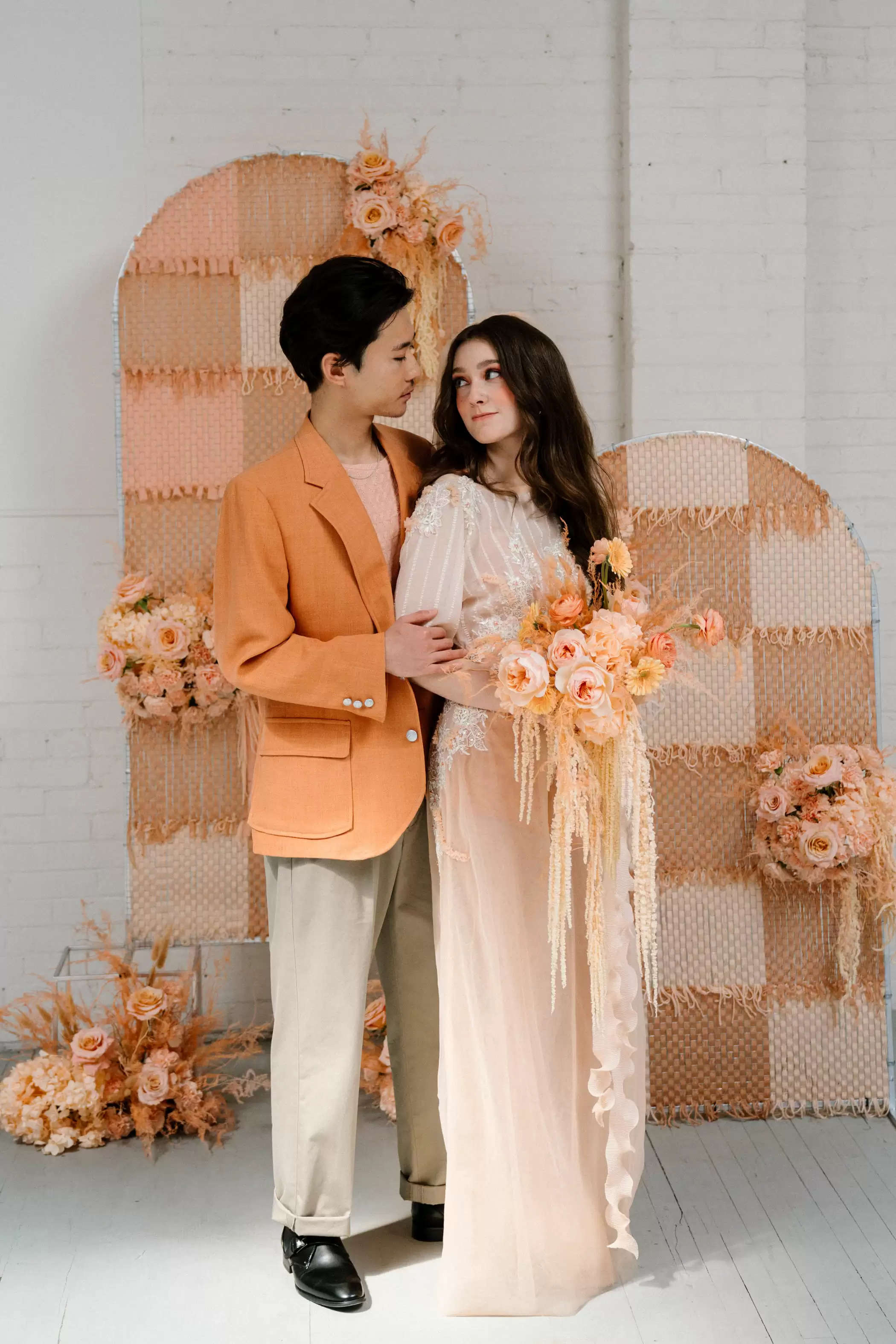 A Charming “Peach Fuzz” Impressed Warehouse Marriage ceremony with a Modern-But-Classic Vibe