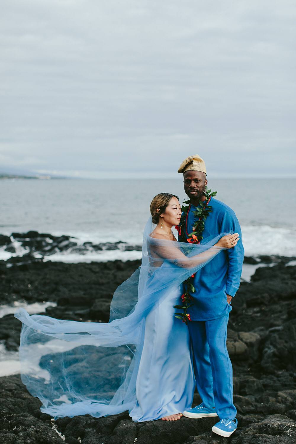 A Vibrant Vacation spot Marriage ceremony on Kona Seashore in Blue & Gold ⋆ Ruffled