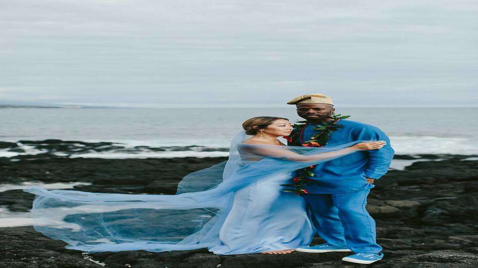 A Vibrant Vacation spot Marriage ceremony on Kona Seashore in Blue & Gold ⋆ Ruffled