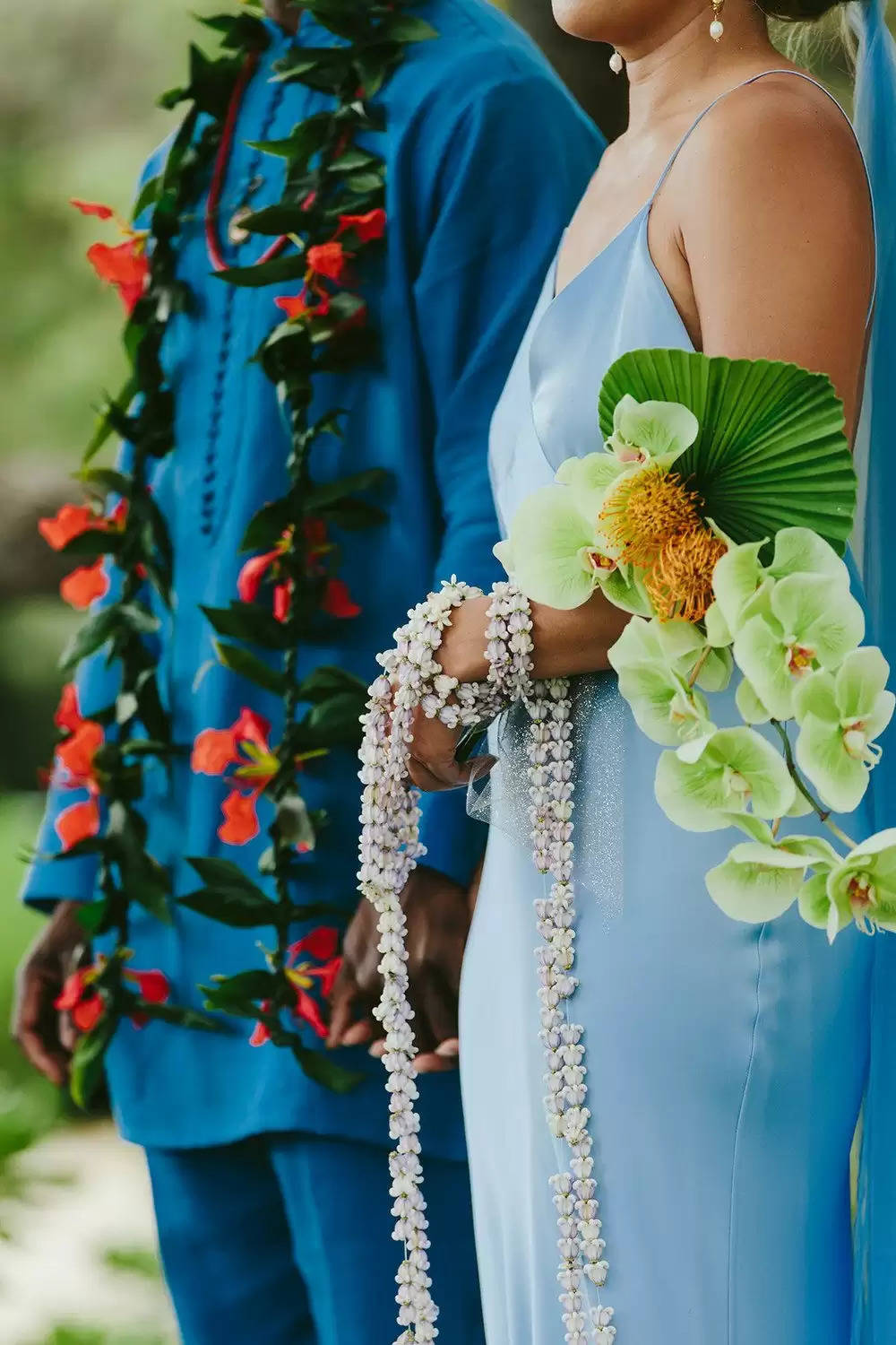 A Vibrant Vacation spot Marriage ceremony on Kona Seashore in Blue & Gold ⋆ Ruffled