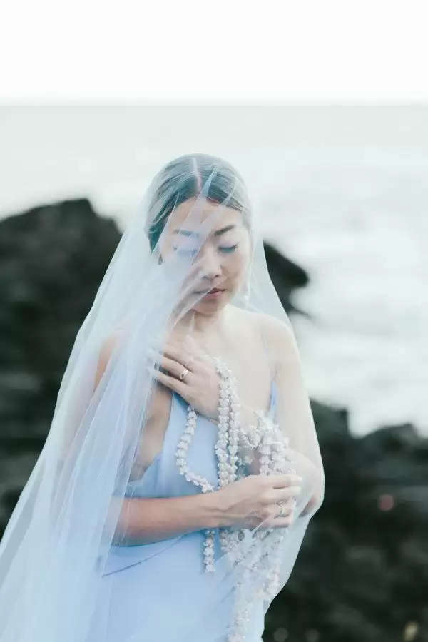 A Vibrant Vacation spot Marriage ceremony on Kona Seashore in Blue & Gold ⋆ Ruffled