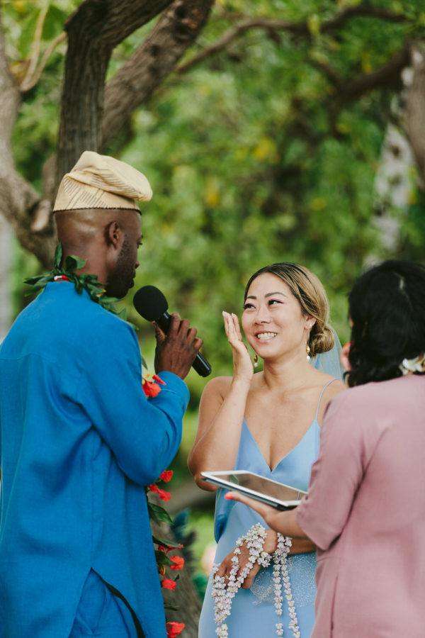 A Vibrant Vacation spot Marriage ceremony on Kona Seashore in Blue & Gold ⋆ Ruffled