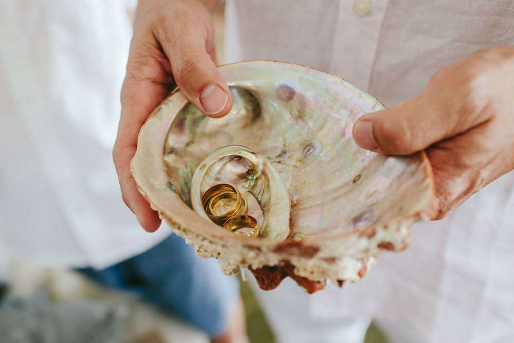 A Vibrant Vacation spot Marriage ceremony on Kona Seashore in Blue & Gold ⋆ Ruffled