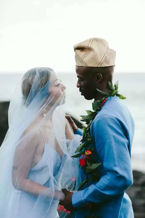 A Vibrant Vacation spot Marriage ceremony on Kona Seashore in Blue & Gold ⋆ Ruffled