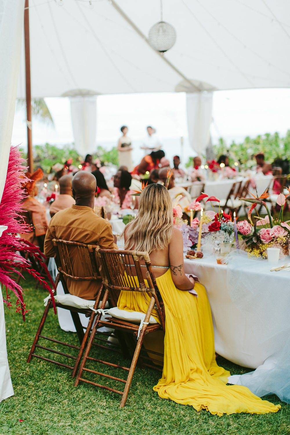 A Vibrant Vacation spot Marriage ceremony on Kona Seashore in Blue & Gold ⋆ Ruffled