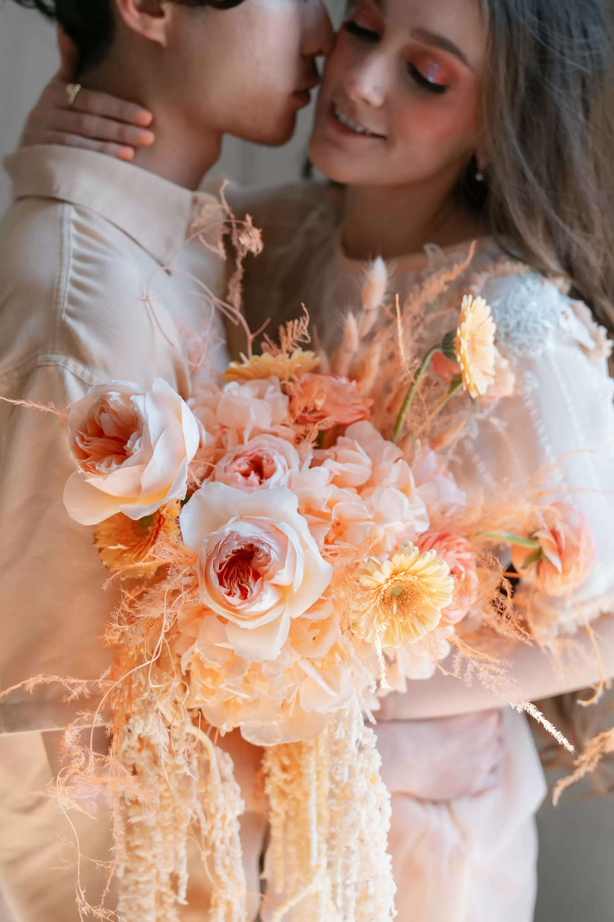 A Charming “Peach Fuzz” Impressed Warehouse Marriage ceremony with a Modern-But-Classic Vibe