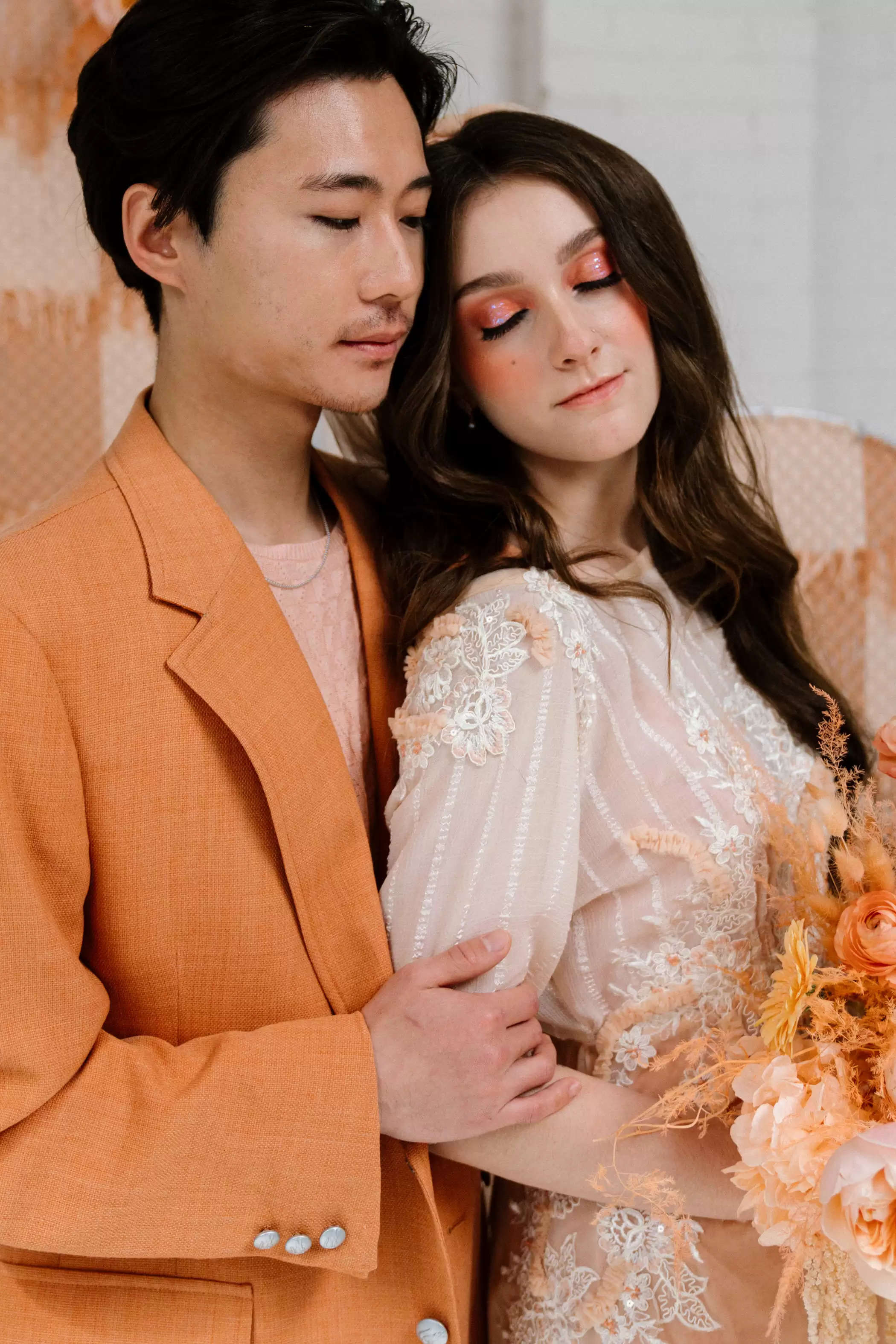 A Charming “Peach Fuzz” Impressed Warehouse Marriage ceremony with a Modern-But-Classic Vibe