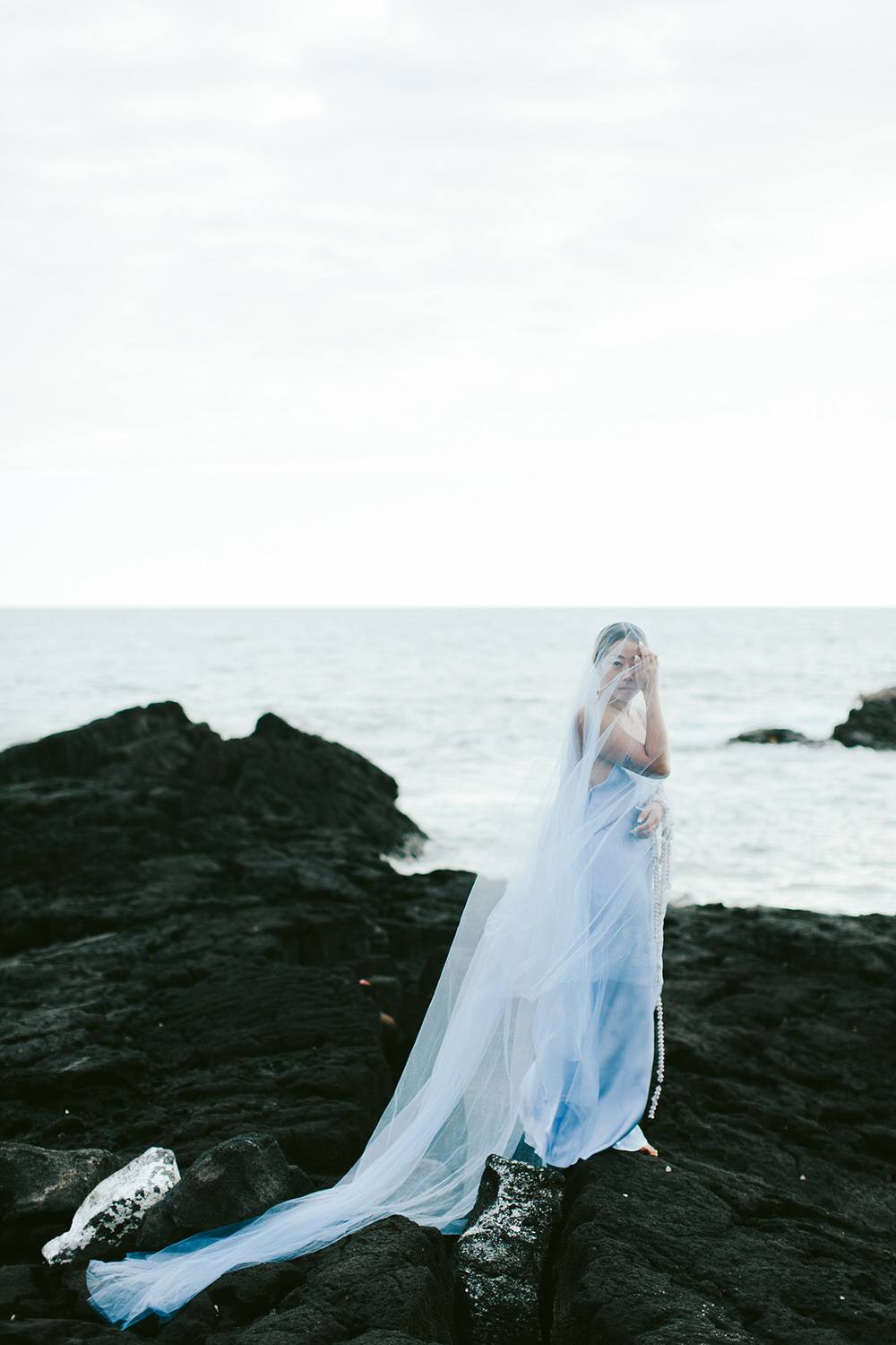 A Vibrant Vacation spot Marriage ceremony on Kona Seashore in Blue & Gold ⋆ Ruffled