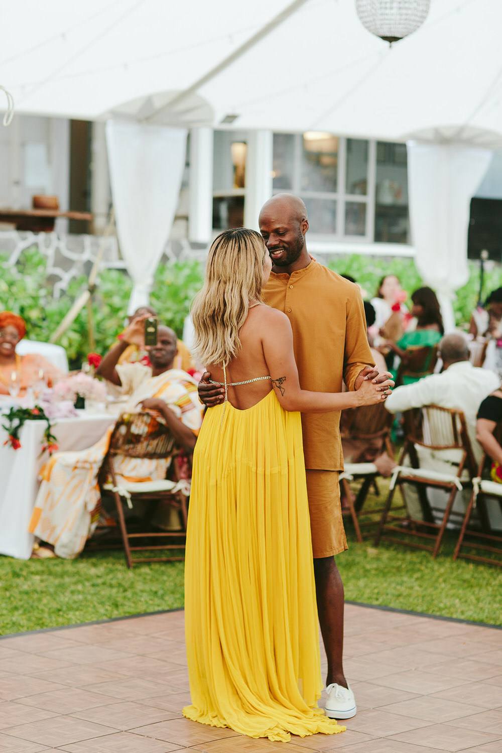 A Vibrant Vacation spot Marriage ceremony on Kona Seashore in Blue & Gold ⋆ Ruffled