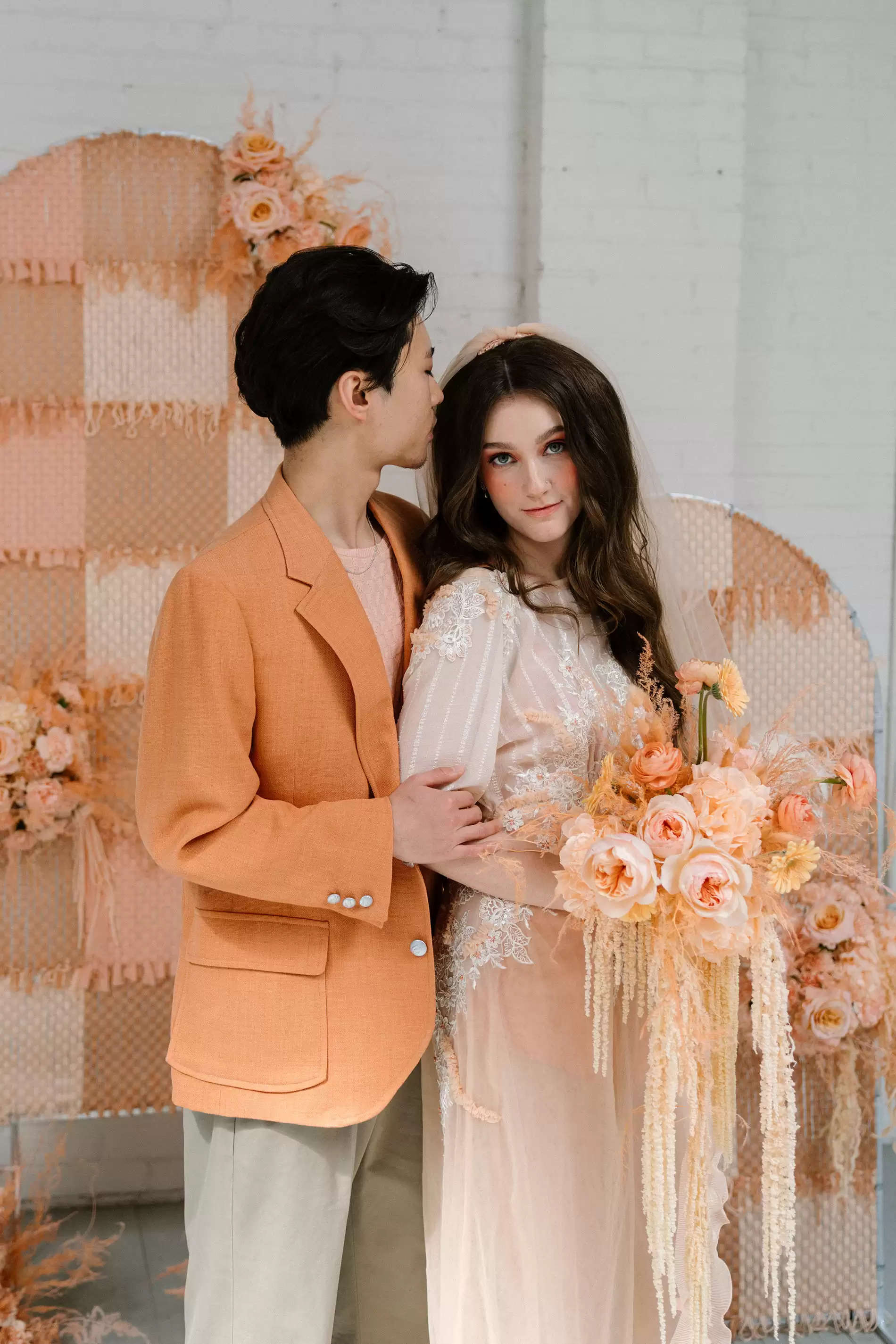 A Charming “Peach Fuzz” Impressed Warehouse Marriage ceremony with a Modern-But-Classic Vibe