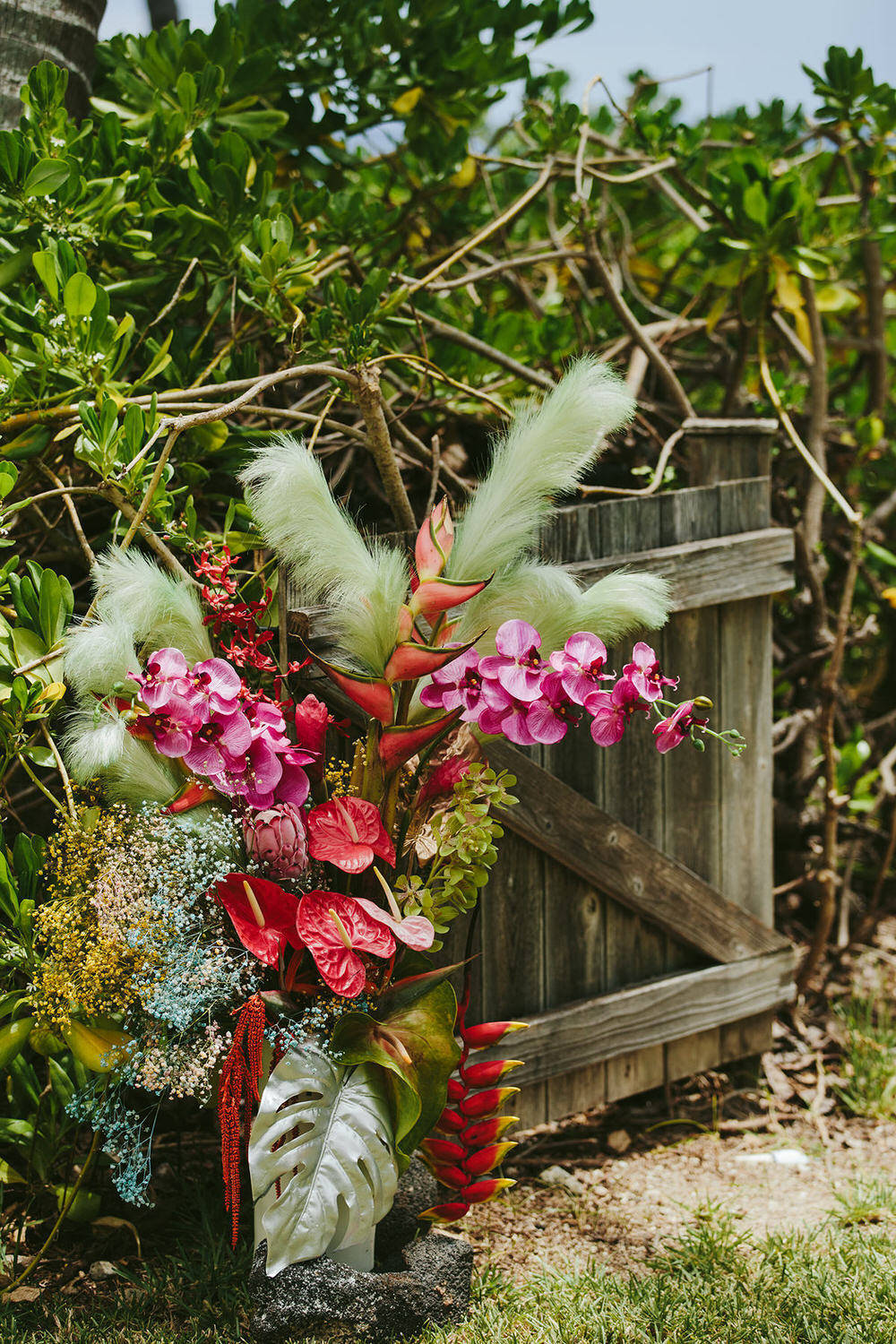 A Vibrant Vacation spot Marriage ceremony on Kona Seashore in Blue & Gold ⋆ Ruffled