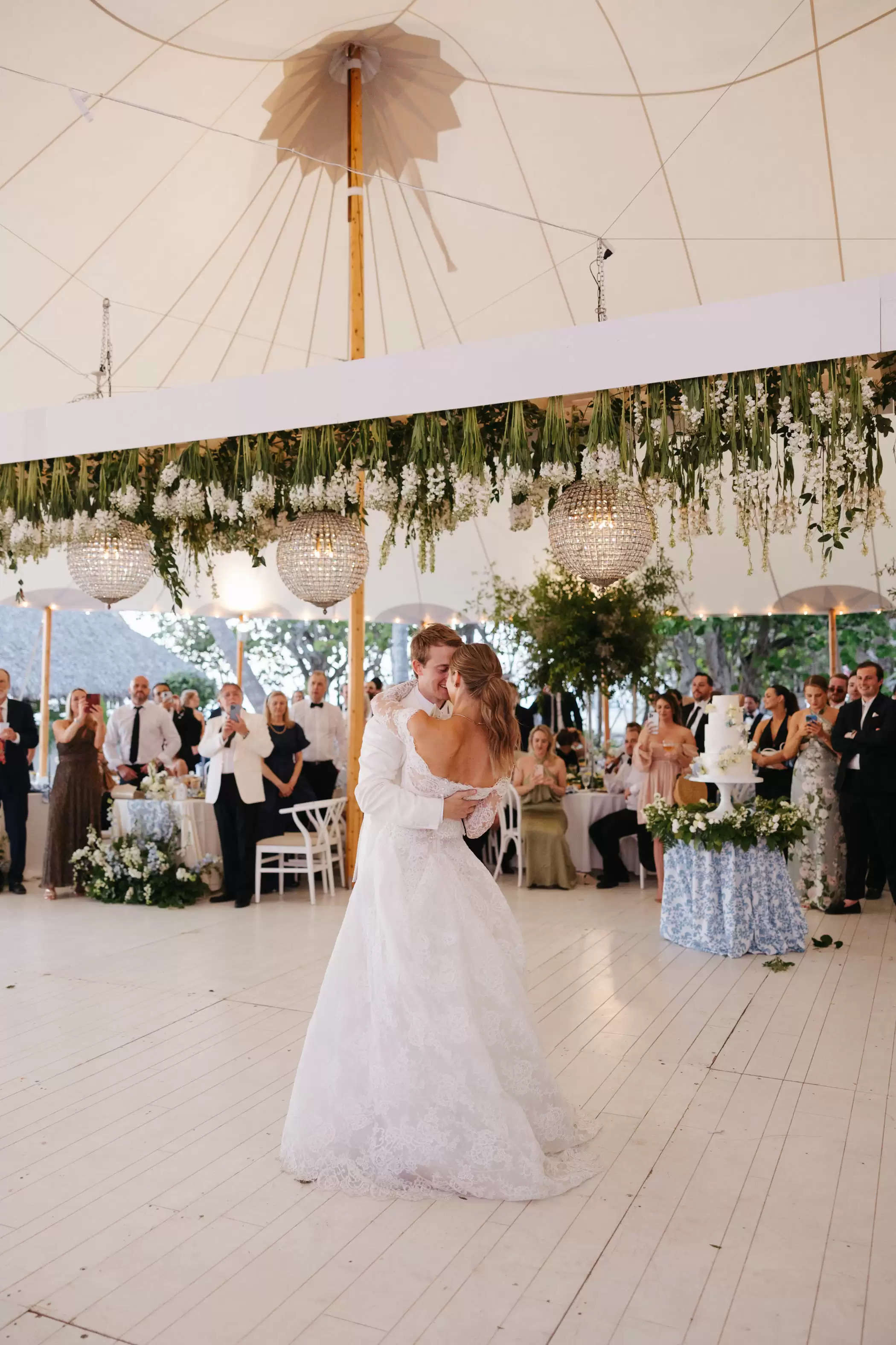 A "Coastal Backyard Get together" Wedding ceremony Crammed With Lovely Blue + White Particulars