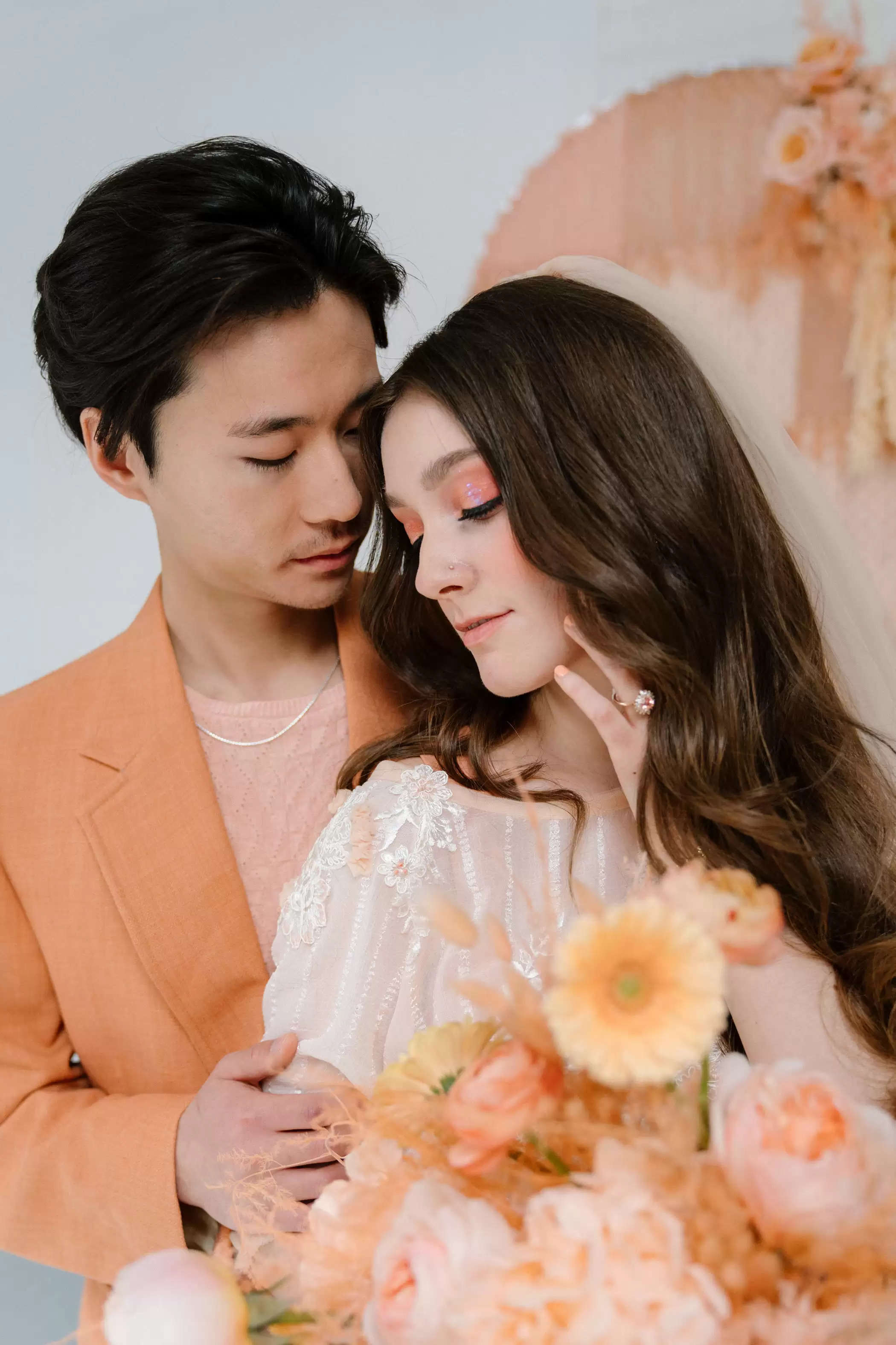 A Charming “Peach Fuzz” Impressed Warehouse Marriage ceremony with a Modern-But-Classic Vibe