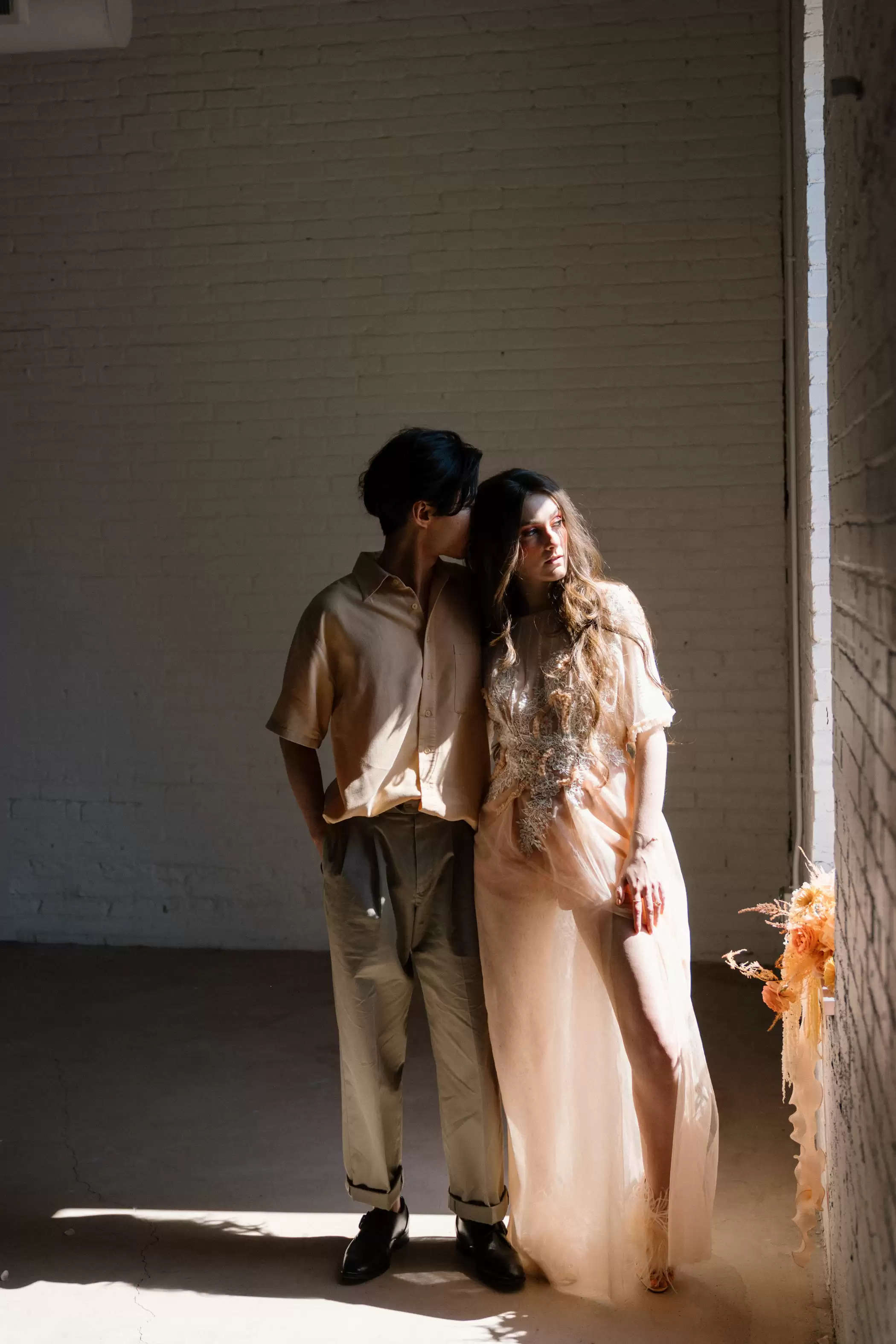 A Charming “Peach Fuzz” Impressed Warehouse Marriage ceremony with a Modern-But-Classic Vibe